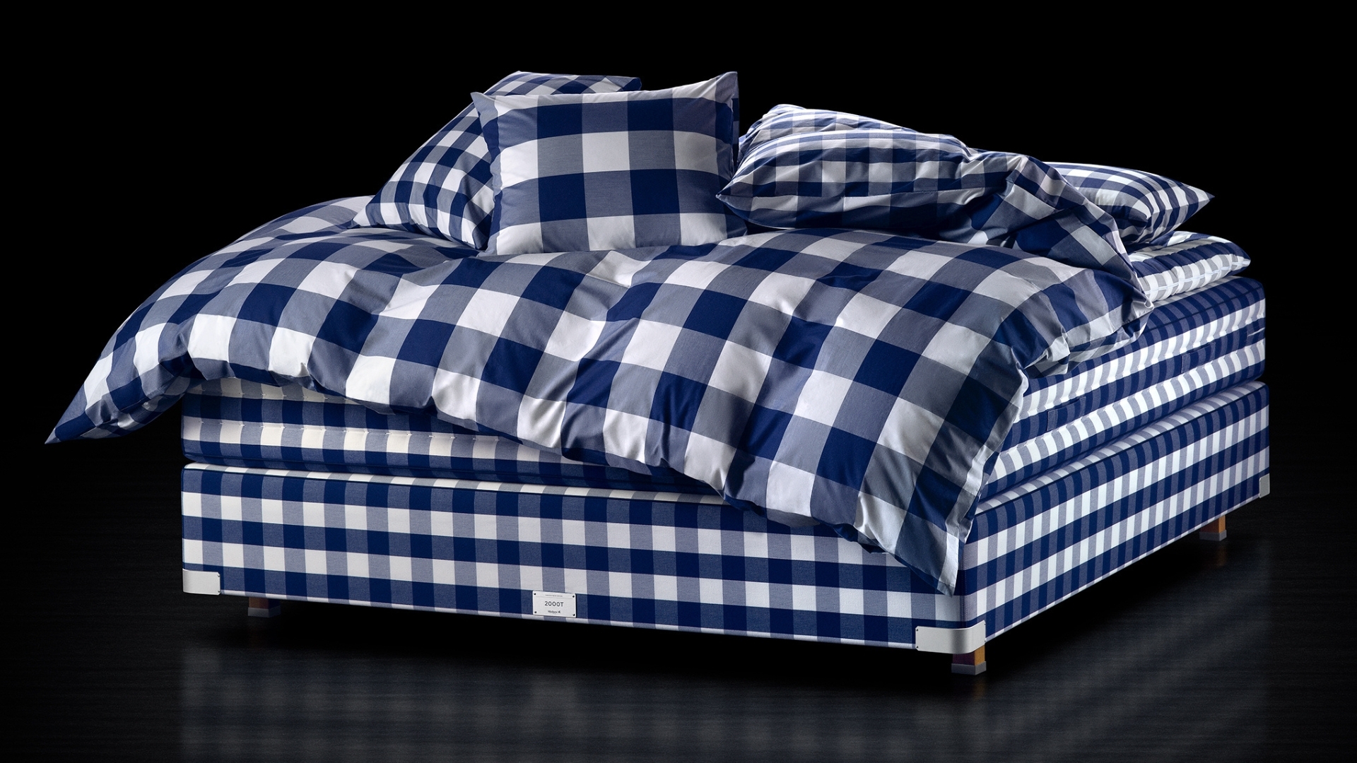 cama vestida con almohadas